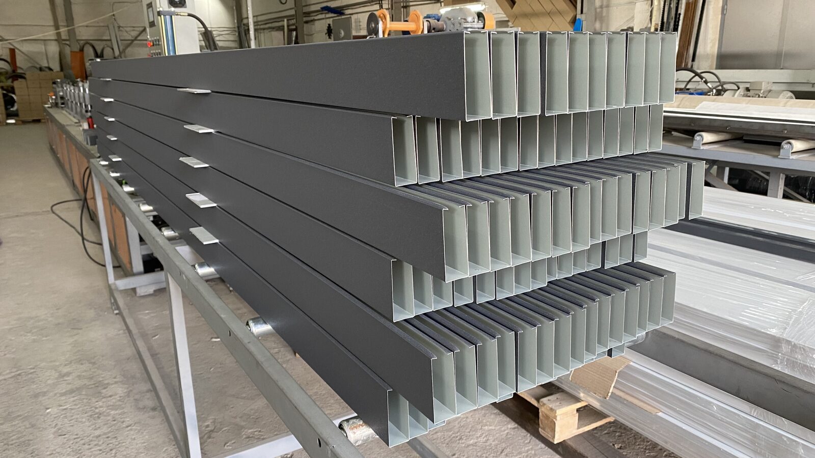 Sufit listwowy — 100x30 mm, Grafitowy RAL 7024